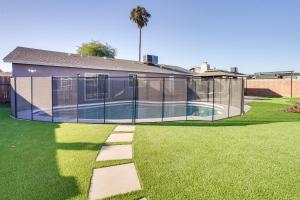 una casa in vetro con piscina in un cortile di Phoenix Oasis with Outdoor Pool and Putting Green! a Phoenix