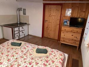 ein Schlafzimmer mit einem Bett mit zwei Handtüchern darauf in der Unterkunft Ferienwohnung Bauernhaus Untermoas in Abtenau