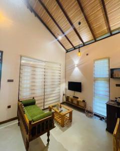 a living room with a couch and a tv at Villa Green Ice in Galle