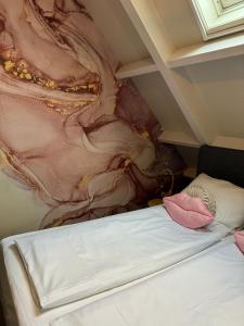 1 dormitorio con una pintura de un cráneo en la pared en Casa Sophie, en Giethoorn