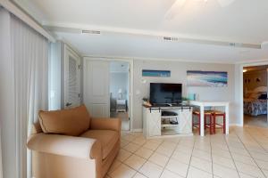 ein Wohnzimmer mit einem Sofa und einem Tisch in der Unterkunft Makai 108 in Ocean City