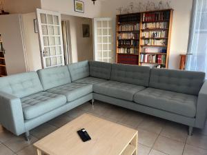 Χώρος καθιστικού στο La familiale