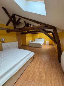 um quarto grande com uma cama grande e uma clarabóia em La Bourgeoise em Neuvic