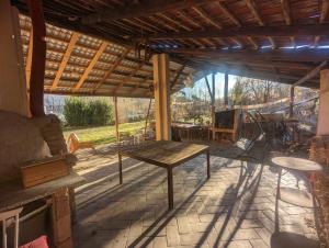 un patio con una mesa de madera y un banco en Adagio Guesthouse, en Caprie