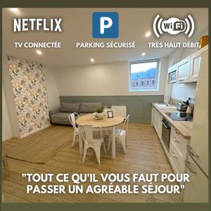 Il comprend une cuisine et un salon avec une table et des chaises. dans l'établissement ღ Fabrik • Parking sécurisé & Wifi fibre, à Douai