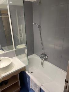 Ένα μπάνιο στο APPARTEMENT NEAR DISNEYLAND