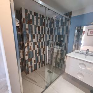 un baño con ducha y lavabo en CASA DOMINO SOTOGRANDE Torreguadiaro, en Sotogrande