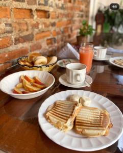 una mesa con platos de comida y bebida para el desayuno en Albarrada Hotel Boutique, en Mompós