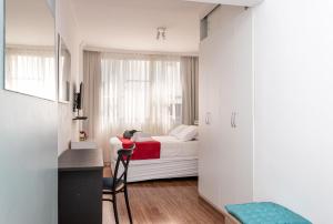 een kleine slaapkamer met een bed en een raam bij Sunset Urca - 2 Hóspedes, Conforto e lazer in Rio de Janeiro +84 foto's