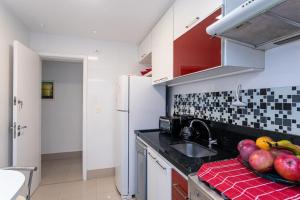 een keuken met een wastafel en fruit op de toonbank bij Sunset Urca - 2 Hóspedes, Conforto e lazer in Rio de Janeiro
