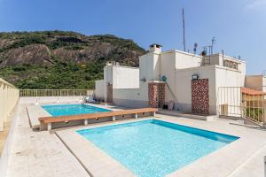 twee zwembaden op het dak van een huis bij Sunset Urca - 2 Hóspedes, Conforto e lazer in Rio de Janeiro