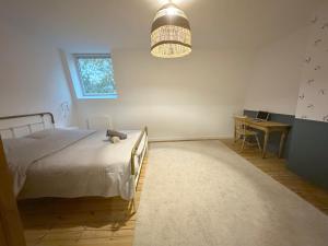 1 dormitorio con cama, mesa y ventana en ღ Fabrik • Parking sécurisé & Wifi fibre, en Douai