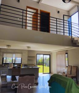 una gran sala de estar con una escalera en una casa en Casa confortável com 2 quartos e 1 suíte, pertinho do Mar, Praia Grande - Beto Carrero, Penha SC, en Penha