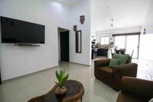 利比里亞的住宿－Casa Alma，客厅配有沙发和墙上的电视