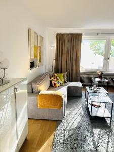 - un salon avec un canapé et une table dans l'établissement Cozy in heart of "Viertel", à Brême