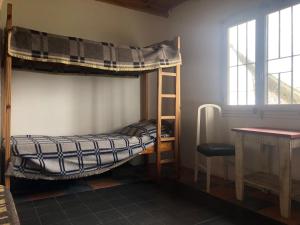 een stapelbed in een kamer met een ladder bij Bereber Hostel in Santa Clara del Mar
