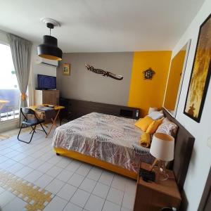 Giường trong phòng chung tại Studio Iguanao Maganao Les pieds dans l eau