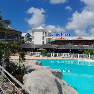 Hồ bơi trong/gần Studio Iguanao Maganao Les pieds dans l eau