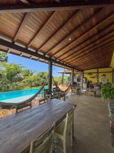 un patio al aire libre con una hamaca y una piscina en Reduto do Alto, en Búzios