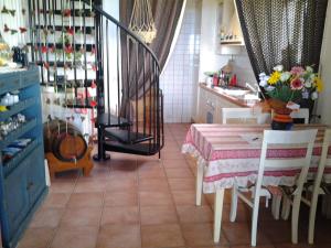 サン・ヴィート・ロ・カーポにあるAngolo di Paradisoのキッチン(テーブル、椅子、階段付)