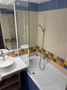 La salle de bains est pourvue d'une douche et d'un lavabo. dans l'établissement APPARTEMENT NEAR DISNEYLAND, à Serris