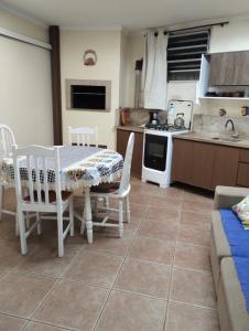 Cuisine ou kitchenette dans l'établissement Apartamento na Praia