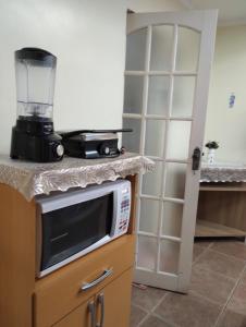 A kitchen or kitchenette at Apartamento na Praia