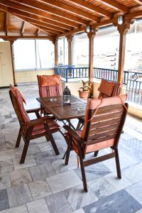 einen Holztisch und zwei Stühle auf einer Terrasse in der Unterkunft Nikis apartment in Larisa