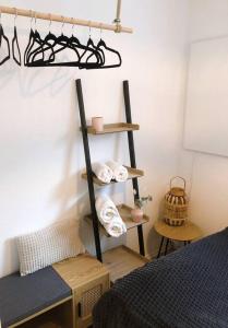 sypialnia z łóżkiem i półką z ręcznikami w obiekcie MILANA Naturpanorma, ruhig & familienfreundlich w mieście Winterberg