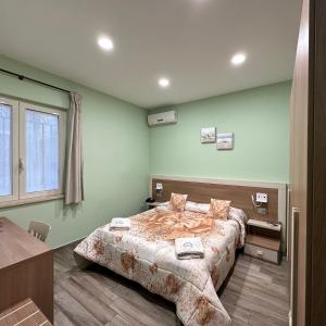 Un dormitorio con una cama grande y una ventana en Villa Magiola Pompei, en Pompeya