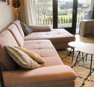 ein Wohnzimmer mit einem Sofa und einem Tisch in der Unterkunft MILANA Naturpanorma, ruhig & familienfreundlich in Winterberg