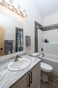 bagno bianco con lavandino e servizi igienici di Lazy Moose a Valemount