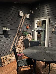 a patio with a table and chairs and a fire wall at Lyngen Panorama, Solberget in Storsletta