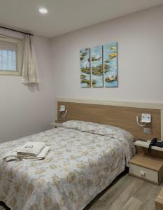 1 dormitorio con 1 cama y 2 cuadros en la pared en Villa Magiola Pompei, en Pompeya
