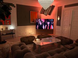 哥本哈根的住宿－Luxury 'Kings Garden View' 260m2 Prime Located Flat，客厅设有壁挂式平面电视。