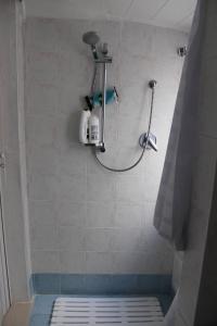 bagno con doccia e soffione di b&b Brupier a Ruvo di Puglia