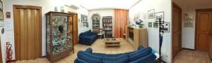 ローマにあるCasa Vacanze Zio Gionniのリビングルーム(青いソファ、テーブル付)