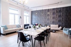 Un comedor con una mesa y sillas blancas. en Stunning new central home near Basilica, en Budapest