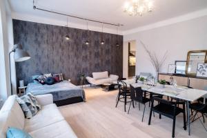 Una sala de estar con una cama y un comedor. en Stunning new central home near Basilica, en Budapest
