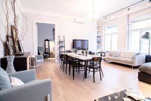 sala de estar con mesa y sillas y sala de estar. en Stunning new central home near Basilica, en Budapest