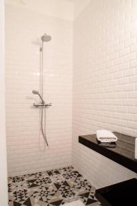 y baño con ducha y azulejos blancos y negros. en Stunning new central home near Basilica, en Budapest 28 fotos más