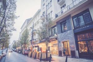 una calle de la ciudad con edificios y coches aparcados en la calle en Stunning new central home near Basilica, en Budapest
