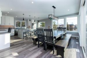 蓝山107 Birchview Trail的厨房兼餐厅，配有桌椅