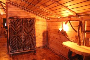 een houten hut met een houten deur in een kamer bij RUBAŞI OTEL FINDIKLI 