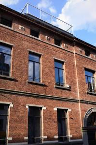a red brick building with windows on it at B&B DRUUM in Brussels