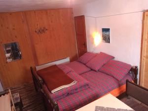 Bett mit roter Bettwäsche in einem Zimmer in der Unterkunft KopanikTreskaPotok15e in Kopaonik