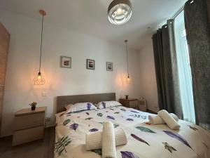 Ένα ή περισσότερα κρεβάτια σε δωμάτιο στο Cozy apartment Gzira or Sliema Race1