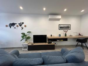 Μια τηλεόραση ή/και κέντρο ψυχαγωγίας στο Cozy apartment Gzira or Sliema Race1