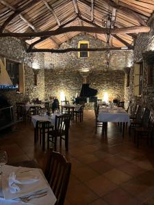 een restaurant met tafels en stoelen en een piano bij Hotel y Apartamentos Penarronda Playa in Castropol