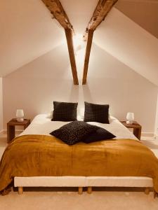 a bedroom with a large bed in an attic at Magnifique Loft rénové-Quartier Culturel - Bureau in Pau